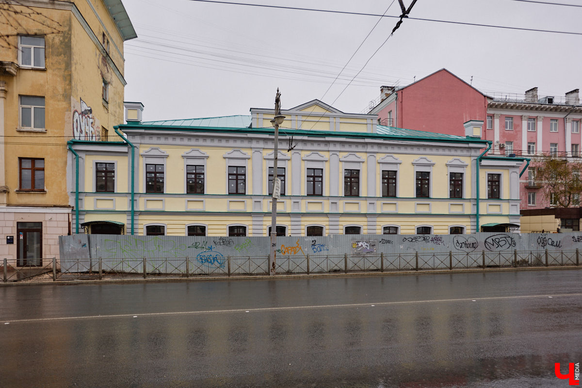 Во  Владимире завершается реставрация Дома купца Тарасова. С  двухэтажного особняка на  улице Дворянской уже убрали фасадную сетку и  строительные леса. Готовность объекта составляет примерно 95  %. «Ключ-Медиа» первым побывал на  объекте и  даже «поговорил» с  его первым владельцем. Все подробности  — в  нашем эксклюзивном материале.