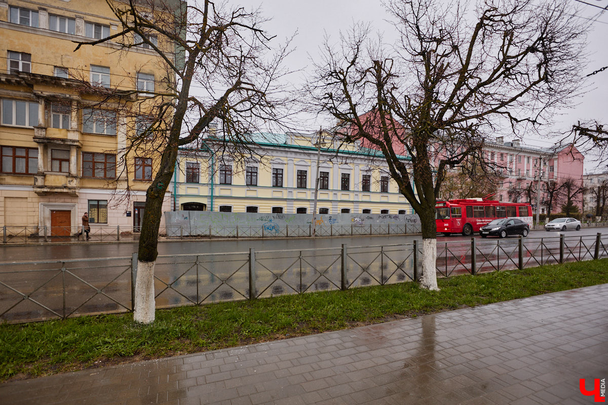 Во  Владимире завершается реставрация Дома купца Тарасова. С  двухэтажного особняка на  улице Дворянской уже убрали фасадную сетку и  строительные леса. Готовность объекта составляет примерно 95  %. «Ключ-Медиа» первым побывал на  объекте и  даже «поговорил» с  его первым владельцем. Все подробности  — в  нашем эксклюзивном материале.