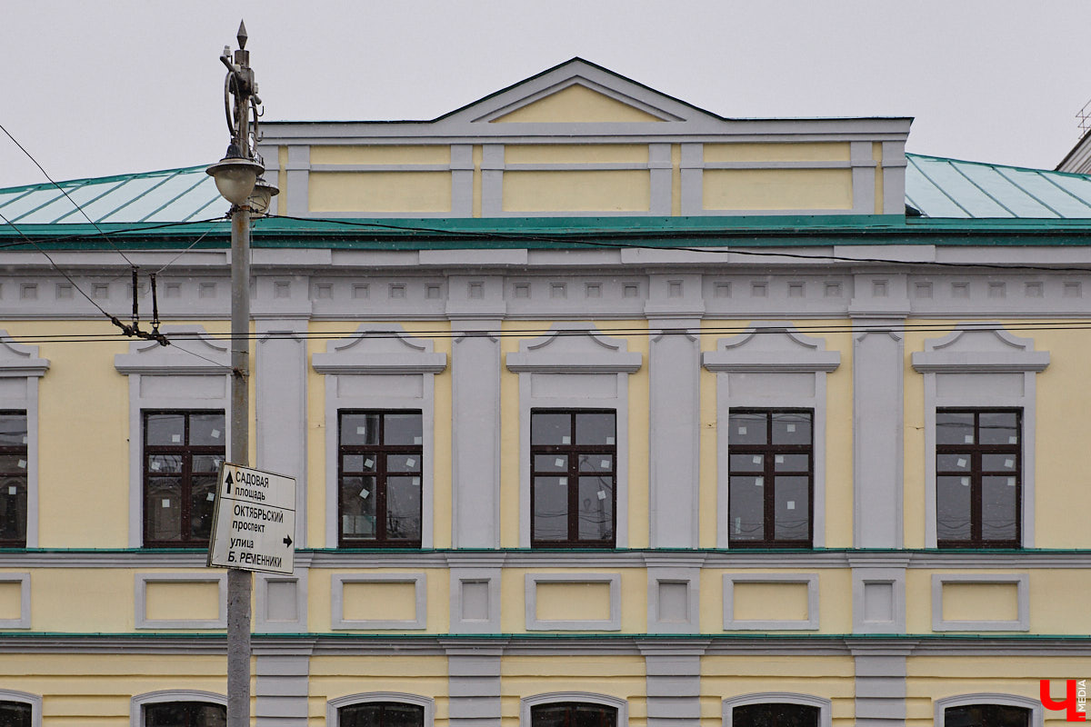 Во  Владимире завершается реставрация Дома купца Тарасова. С  двухэтажного особняка на  улице Дворянской уже убрали фасадную сетку и  строительные леса. Готовность объекта составляет примерно 95  %. «Ключ-Медиа» первым побывал на  объекте и  даже «поговорил» с  его первым владельцем. Все подробности  — в  нашем эксклюзивном материале.