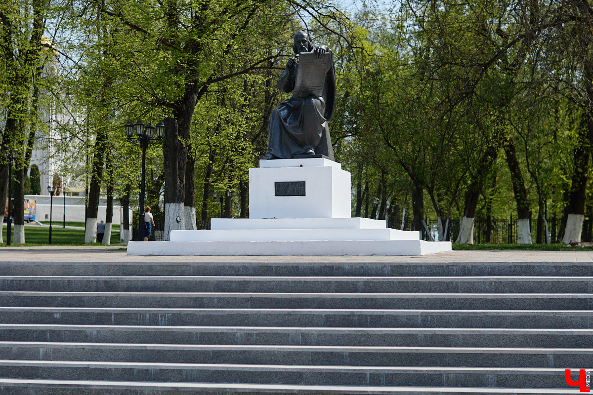 Во Владимире стартовал сезон фонтанов. Не запустили лишь старейший, тот, что находится в сквере «Липки». Конструкцию закрыли на реставрацию минимум до весны 2027 года. Чашу уже огородили по периметру деревянным забором. А скоро строительные леса появятся и на памятнике с фигурами зодчего, рабочего и воина на Соборной площади. Как же сейчас выглядит главная туристическая локация города?