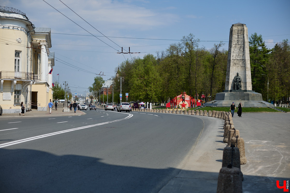Во Владимире стартовал сезон фонтанов. Не запустили лишь старейший, тот, что находится в сквере «Липки». Конструкцию закрыли на реставрацию минимум до весны 2027 года. Чашу уже огородили по периметру деревянным забором. А скоро строительные леса появятся и на памятнике с фигурами зодчего, рабочего и воина на Соборной площади. Как же сейчас выглядит главная туристическая локация города?