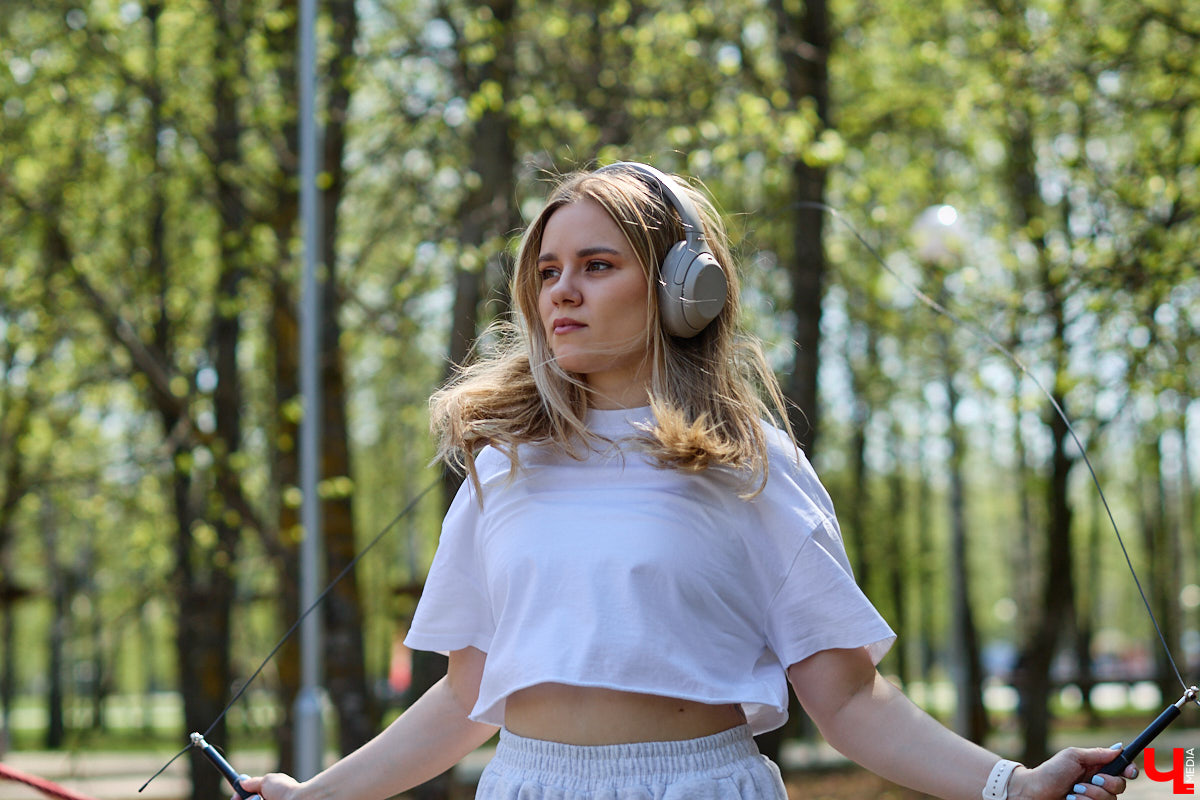 Кто как справляется со стрессом. Екатерина Шабанова из Владимира выбрала скакалку. Этот предмет из детства многими недооценен. Как оказалось, он помогает окрепнуть не только телу, но и духу. Своей историей исцеления через прыжки девушка поделилась с «Ключ-Медиа».