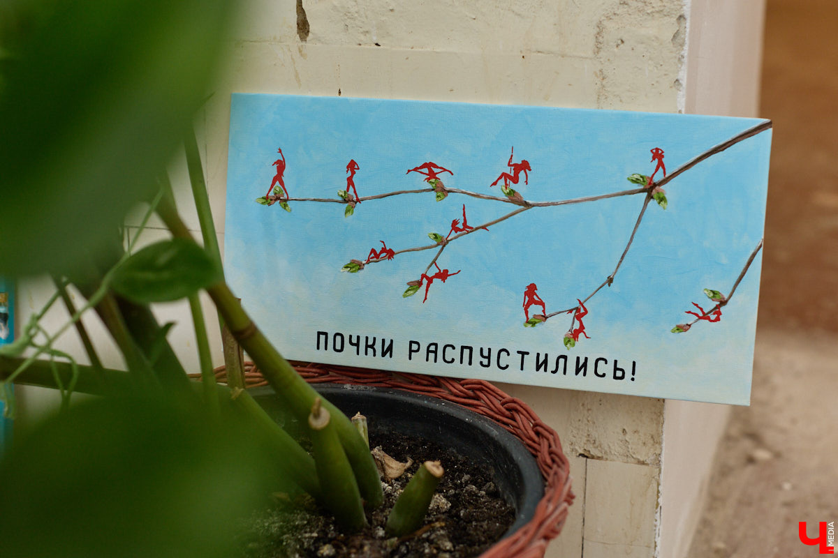 Кирилл Фирсов — суздальский художник. Ему близок плакатный, минималистический стиль, который он идентифицирует как «русско-народный андеграунд». Объясняет, что в названии кроются постирония и намеренная ошибка для комичности. Автор показал свои работы и помог «Ключ-Медиа» разобраться в заложенных смыслах.