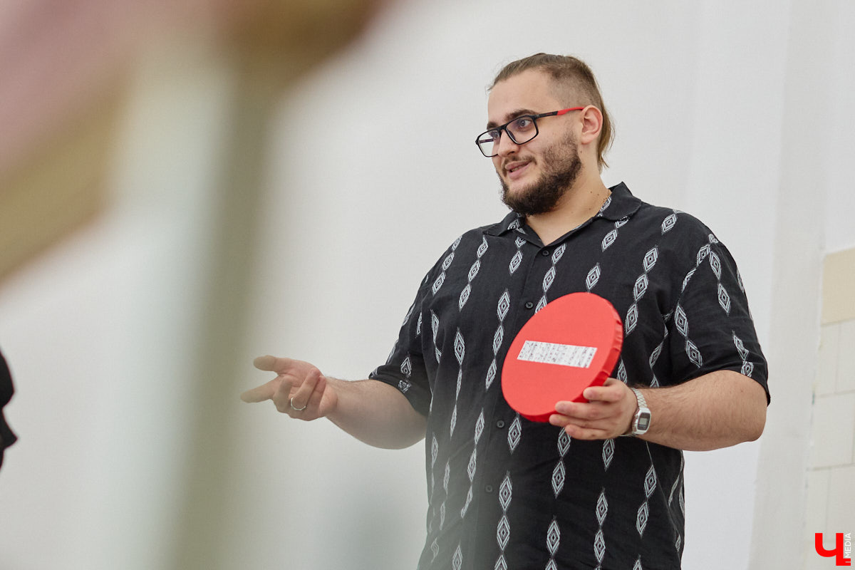 Кирилл Фирсов — суздальский художник. Ему близок плакатный, минималистический стиль, который он идентифицирует как «русско-народный андеграунд». Объясняет, что в названии кроются постирония и намеренная ошибка для комичности. Автор показал свои работы и помог «Ключ-Медиа» разобраться в заложенных смыслах.