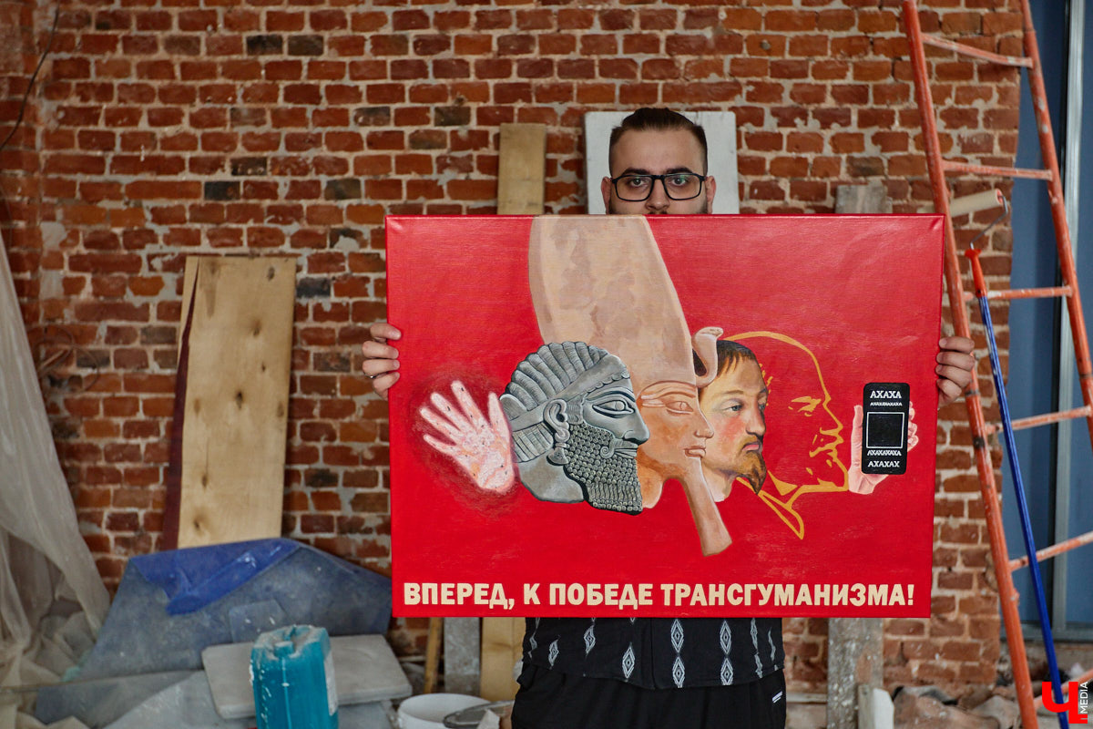 Кирилл Фирсов — суздальский художник. Ему близок плакатный, минималистический стиль, который он идентифицирует как «русско-народный андеграунд». Объясняет, что в названии кроются постирония и намеренная ошибка для комичности. Автор показал свои работы и помог «Ключ-Медиа» разобраться в заложенных смыслах.