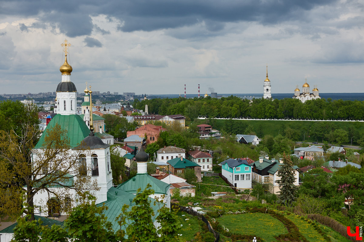 Лето вернулось в областной центр, а значит, пора отправляться на прогулку по дорогим сердцу местам. А чтобы городские панорамы выглядели еще эффектнее, полюбуйтесь на них с высоты. «Ключ-Медиа» составил топ самых красивых смотровых площадок Владимира, откуда он виден как на ладони.