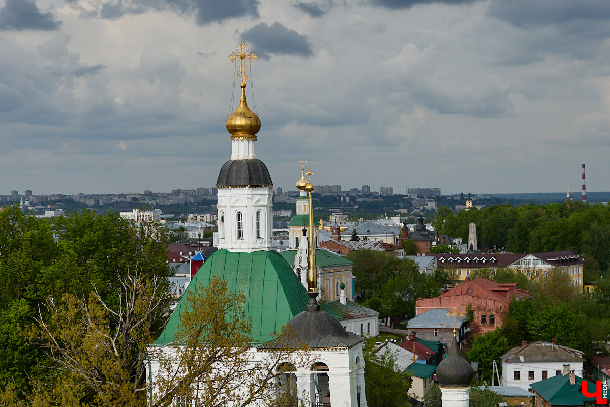 Лето вернулось в областной центр, а значит, пора отправляться на прогулку по дорогим сердцу местам. А чтобы городские панорамы выглядели еще эффектнее, полюбуйтесь на них с высоты. «Ключ-Медиа» составил топ самых красивых смотровых площадок Владимира, откуда он виден как на ладони.