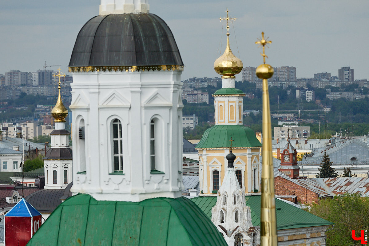 Лето вернулось в областной центр, а значит, пора отправляться на прогулку по дорогим сердцу местам. А чтобы городские панорамы выглядели еще эффектнее, полюбуйтесь на них с высоты. «Ключ-Медиа» составил топ самых красивых смотровых площадок Владимира, откуда он виден как на ладони.