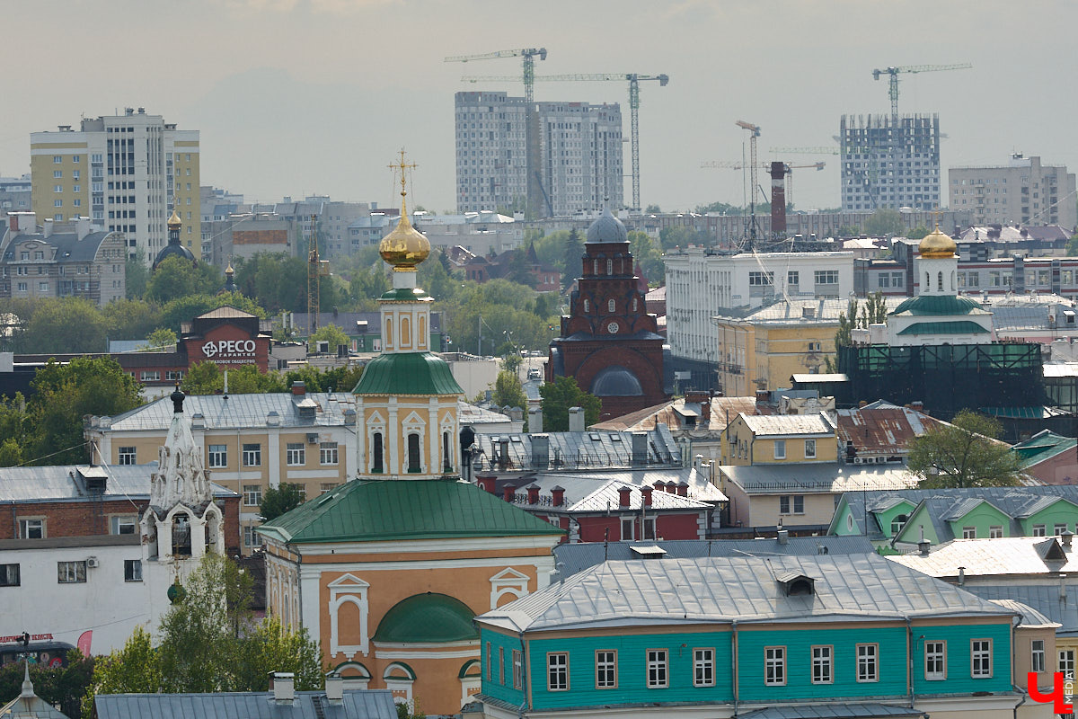 Лето вернулось в областной центр, а значит, пора отправляться на прогулку по дорогим сердцу местам. А чтобы городские панорамы выглядели еще эффектнее, полюбуйтесь на них с высоты. «Ключ-Медиа» составил топ самых красивых смотровых площадок Владимира, откуда он виден как на ладони.