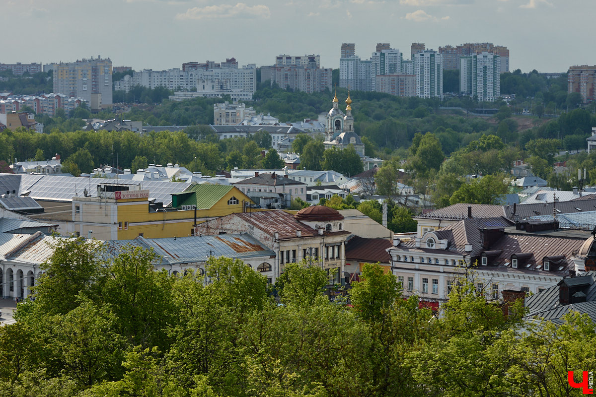 Лето вернулось в областной центр, а значит, пора отправляться на прогулку по дорогим сердцу местам. А чтобы городские панорамы выглядели еще эффектнее, полюбуйтесь на них с высоты. «Ключ-Медиа» составил топ самых красивых смотровых площадок Владимира, откуда он виден как на ладони.