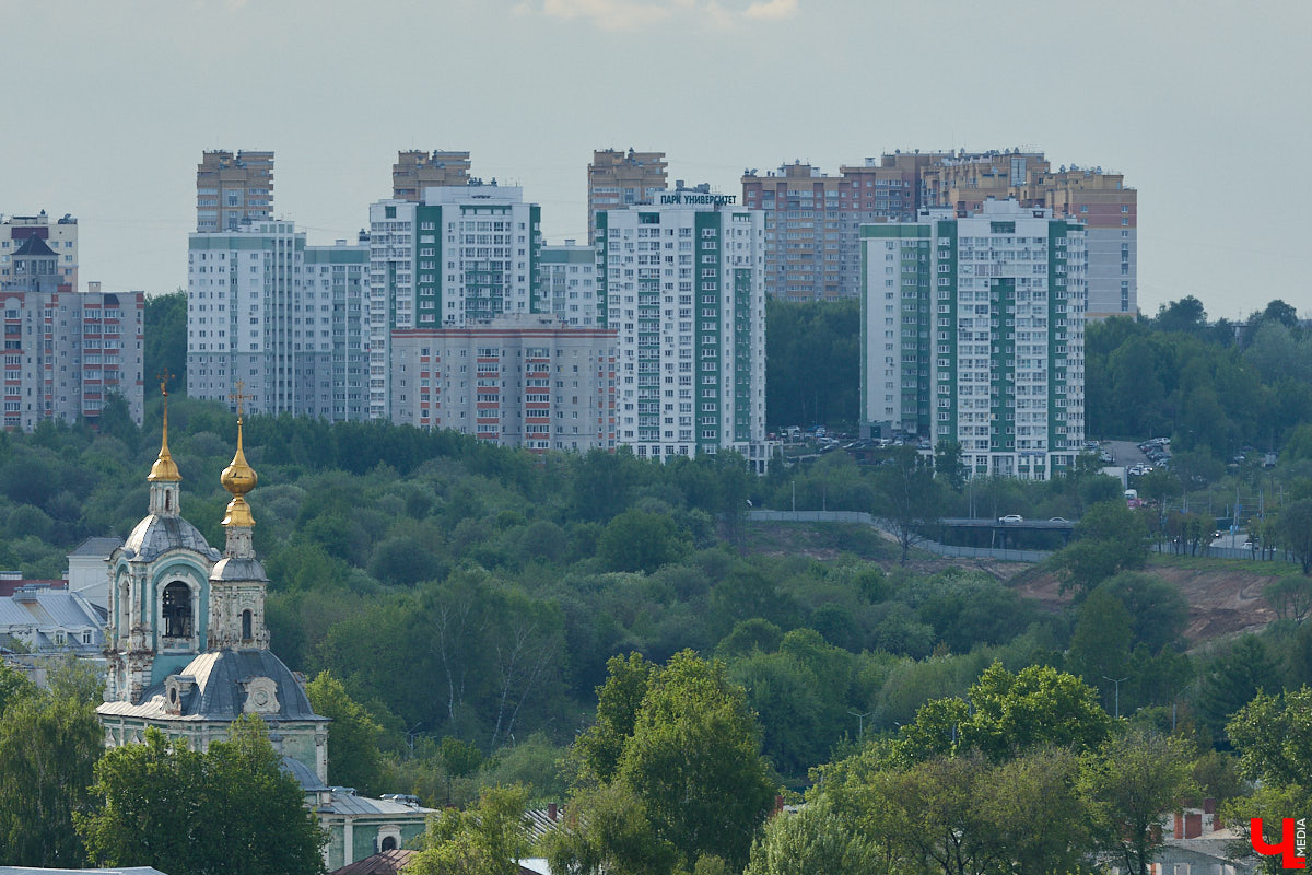 Лето вернулось в областной центр, а значит, пора отправляться на прогулку по дорогим сердцу местам. А чтобы городские панорамы выглядели еще эффектнее, полюбуйтесь на них с высоты. «Ключ-Медиа» составил топ самых красивых смотровых площадок Владимира, откуда он виден как на ладони.