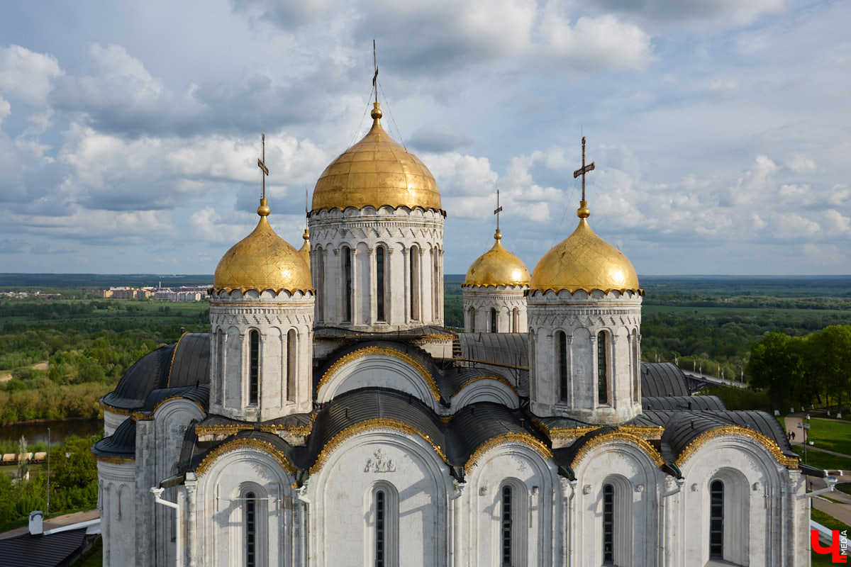 Лето вернулось в областной центр, а значит, пора отправляться на прогулку по дорогим сердцу местам. А чтобы городские панорамы выглядели еще эффектнее, полюбуйтесь на них с высоты. «Ключ-Медиа» составил топ самых красивых смотровых площадок Владимира, откуда он виден как на ладони.
