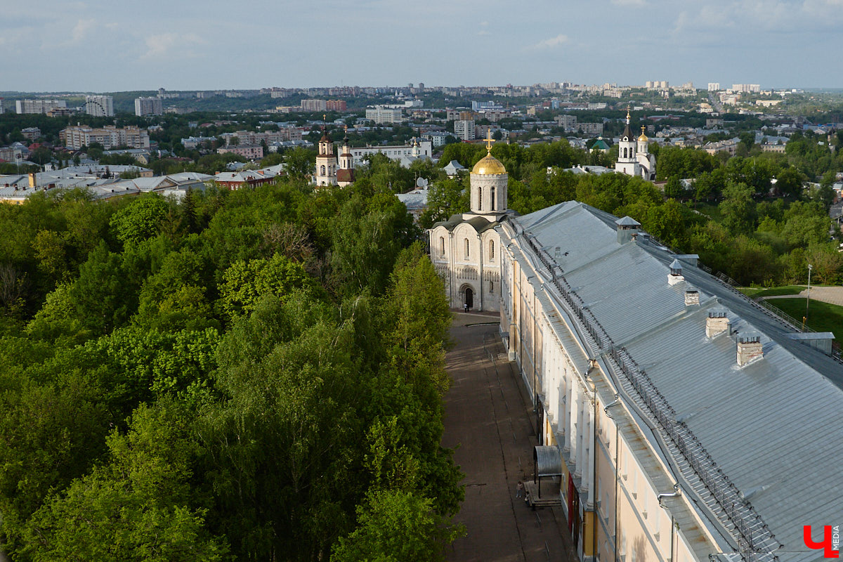 Лето вернулось в областной центр, а значит, пора отправляться на прогулку по дорогим сердцу местам. А чтобы городские панорамы выглядели еще эффектнее, полюбуйтесь на них с высоты. «Ключ-Медиа» составил топ самых красивых смотровых площадок Владимира, откуда он виден как на ладони.