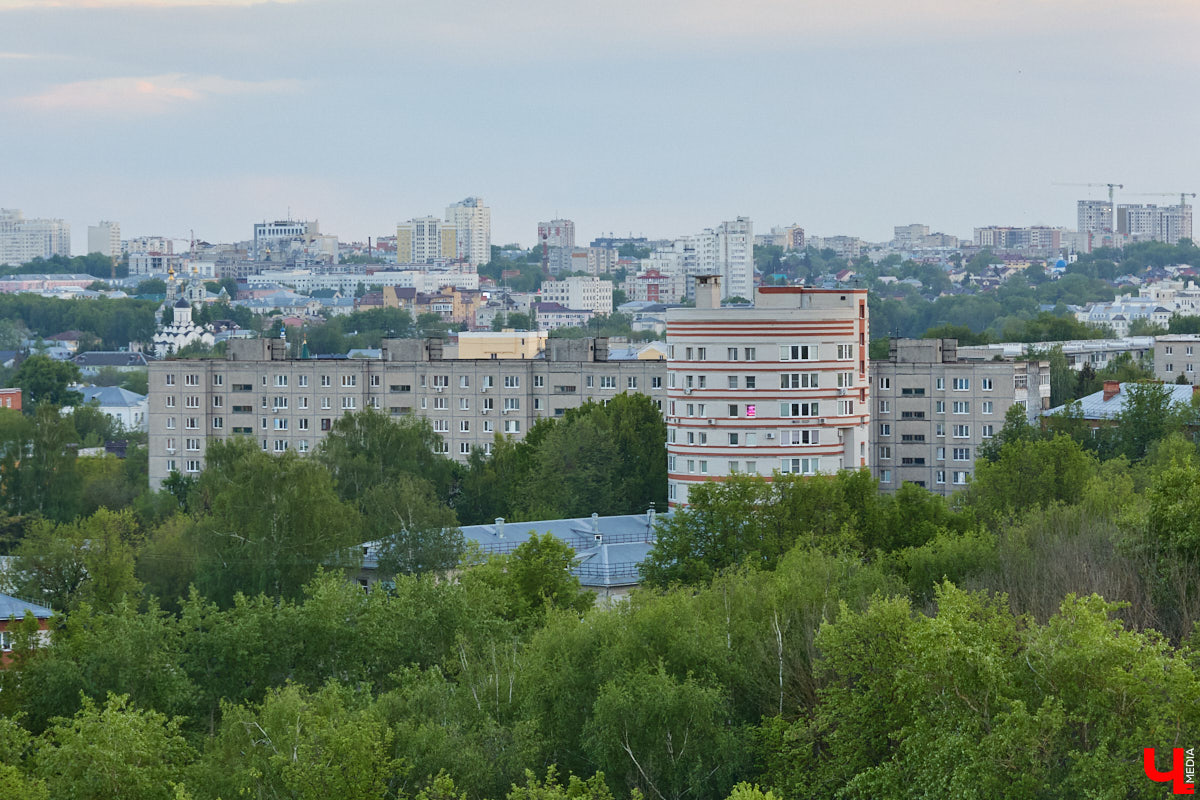 Лето вернулось в областной центр, а значит, пора отправляться на прогулку по дорогим сердцу местам. А чтобы городские панорамы выглядели еще эффектнее, полюбуйтесь на них с высоты. «Ключ-Медиа» составил топ самых красивых смотровых площадок Владимира, откуда он виден как на ладони.