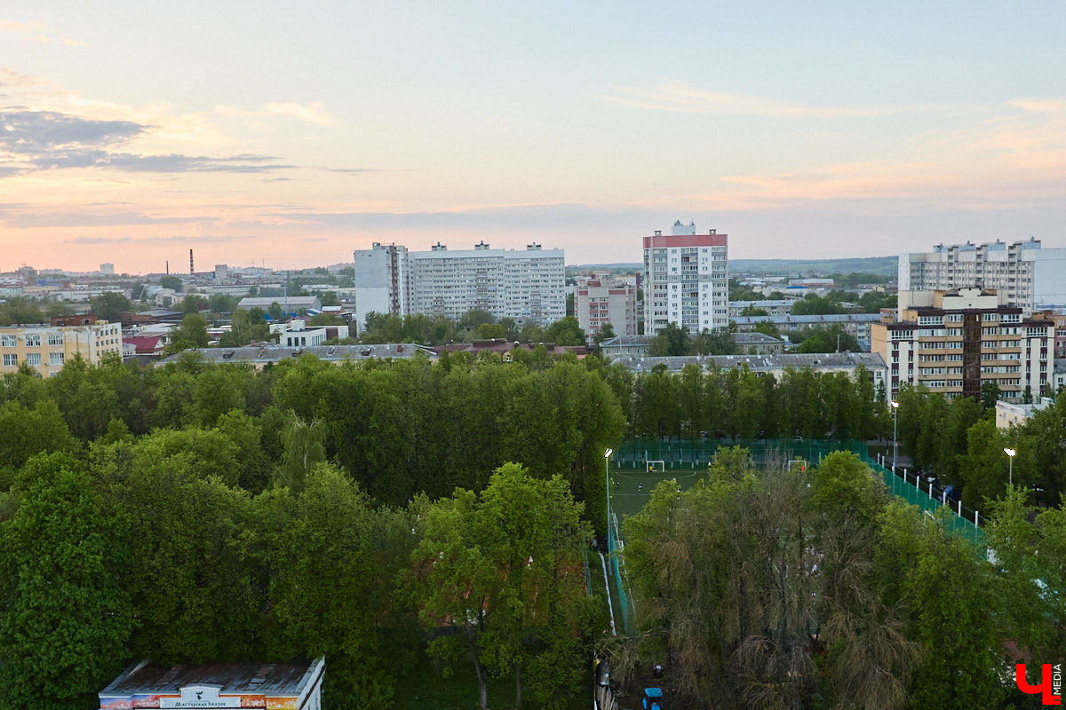 Лето вернулось в областной центр, а значит, пора отправляться на прогулку по дорогим сердцу местам. А чтобы городские панорамы выглядели еще эффектнее, полюбуйтесь на них с высоты. «Ключ-Медиа» составил топ самых красивых смотровых площадок Владимира, откуда он виден как на ладони.