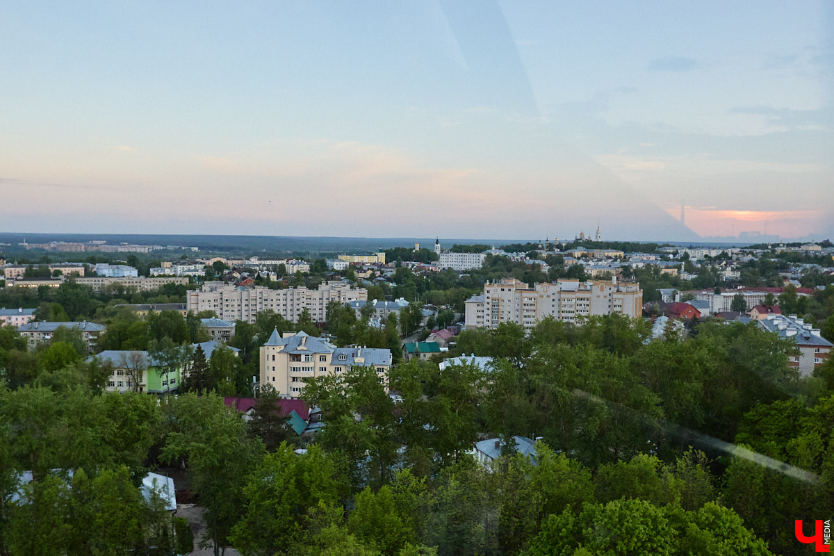 Лето вернулось в областной центр, а значит, пора отправляться на прогулку по дорогим сердцу местам. А чтобы городские панорамы выглядели еще эффектнее, полюбуйтесь на них с высоты. «Ключ-Медиа» составил топ самых красивых смотровых площадок Владимира, откуда он виден как на ладони.