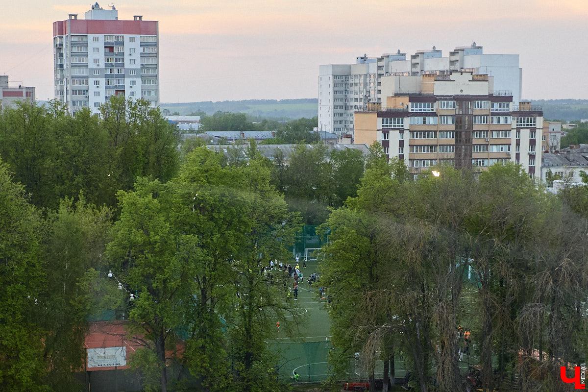 Лето вернулось в областной центр, а значит, пора отправляться на прогулку по дорогим сердцу местам. А чтобы городские панорамы выглядели еще эффектнее, полюбуйтесь на них с высоты. «Ключ-Медиа» составил топ самых красивых смотровых площадок Владимира, откуда он виден как на ладони.