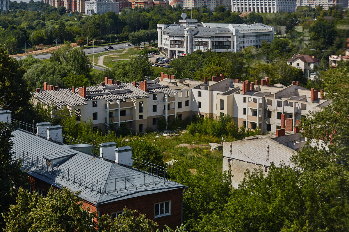 Лето вернулось в областной центр, а значит, пора отправляться на прогулку по дорогим сердцу местам. А чтобы городские панорамы выглядели еще эффектнее, полюбуйтесь на них с высоты. «Ключ-Медиа» составил топ самых красивых смотровых площадок Владимира, откуда он виден как на ладони.