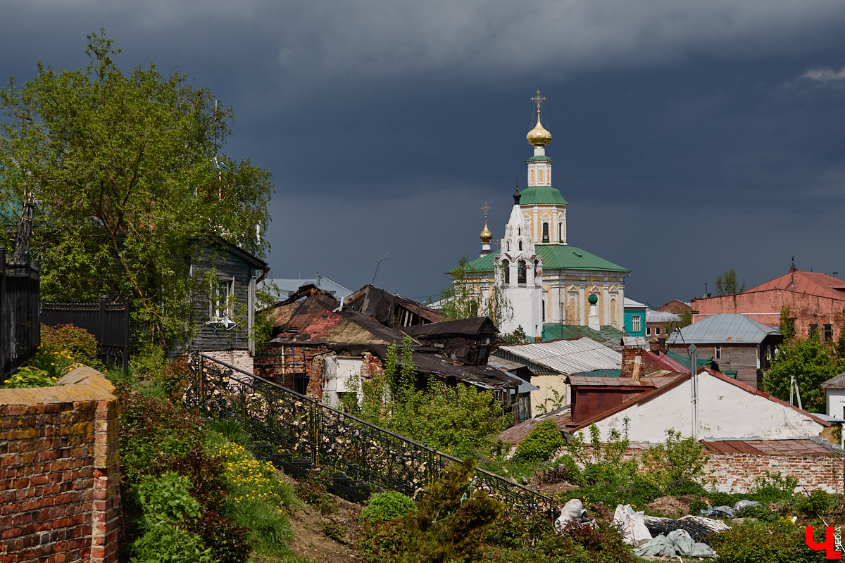 Асфальт еще не плавится, но табло на городских остановках шокируют значениями выше сорока. Как передают местные синоптики, аномально жаркая погода намерена задержаться в регионе, поэтому ищем спасения под зелеными кронами и у прудов.