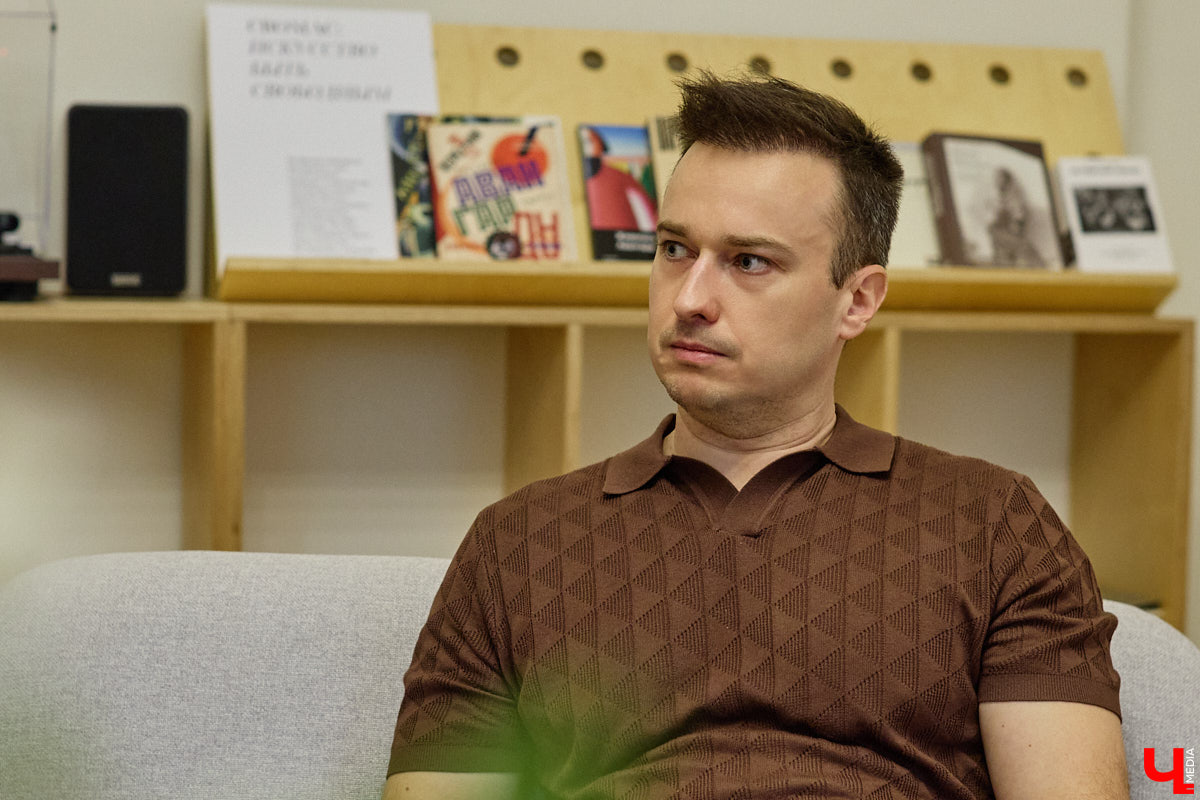 Тренд на ретро продолжает набирать обороты. Свое отражение он находит как в проводных наушниках или кассетниках с плеерами у зумеров, так и в коллекциях виниловых пластинок. У Романа Волкова их несколько сотен, и за каждой стоит интересная история или пасхалка от исполнителя. Ими он поделился с «Ключ-Медиа».