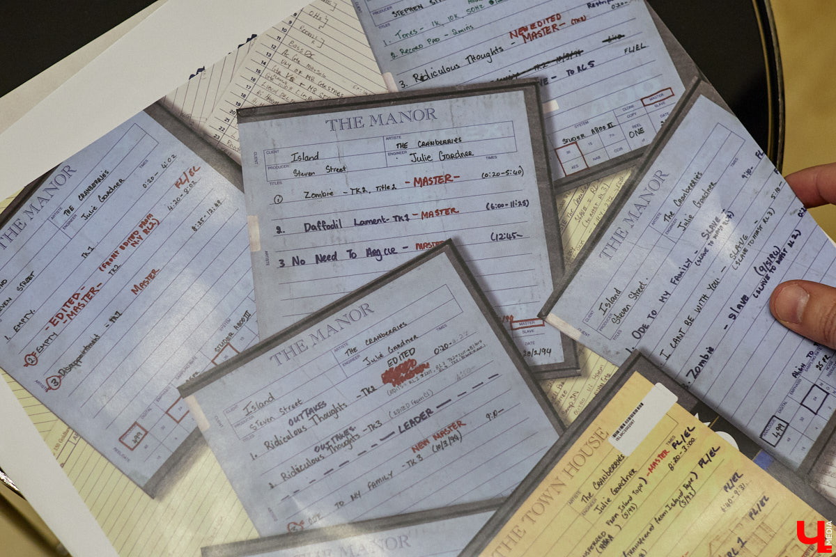 Тренд на ретро продолжает набирать обороты. Свое отражение он находит как в проводных наушниках или кассетниках с плеерами у зумеров, так и в коллекциях виниловых пластинок. У Романа Волкова их несколько сотен, и за каждой стоит интересная история или пасхалка от исполнителя. Ими он поделился с «Ключ-Медиа».