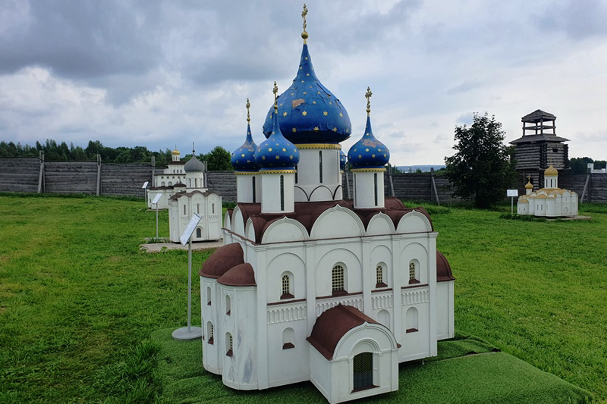 Впереди сезон отпусков, а значит, самое время паковать чемоданы. Если во время путешествия заскучаете по родным краям, внимательно осмотритесь. Во многих уголках нашей страны есть напоминания о Суздале или Владимире. Давай изучим их вместе.