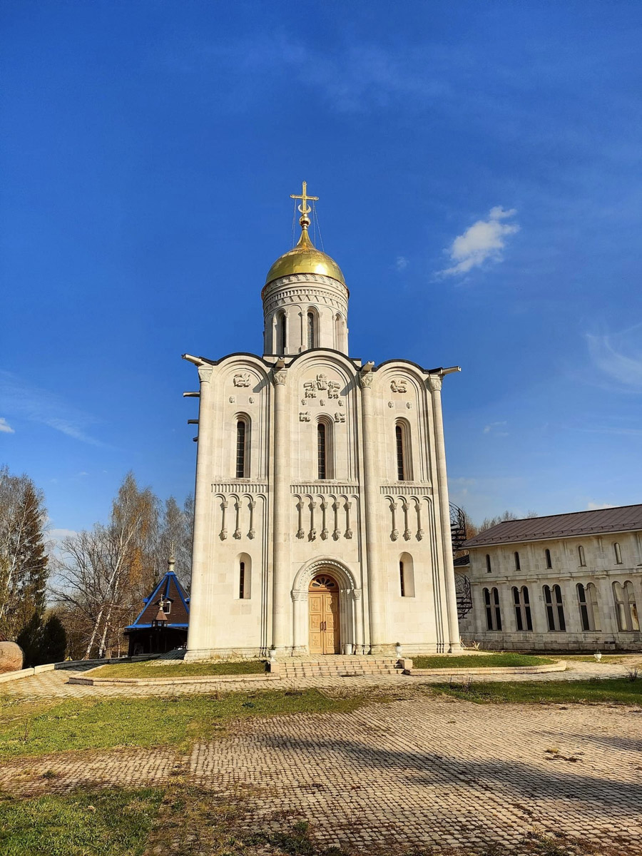 Впереди сезон отпусков, а значит, самое время паковать чемоданы. Если во время путешествия заскучаете по родным краям, внимательно осмотритесь. Во многих уголках нашей страны есть напоминания о Суздале или Владимире. Давай изучим их вместе.