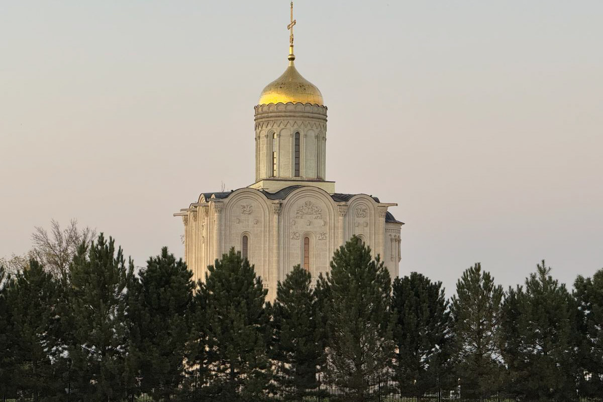 Впереди сезон отпусков, а значит, самое время паковать чемоданы. Если во время путешествия заскучаете по родным краям, внимательно осмотритесь. Во многих уголках нашей страны есть напоминания о Суздале или Владимире. Давай изучим их вместе.