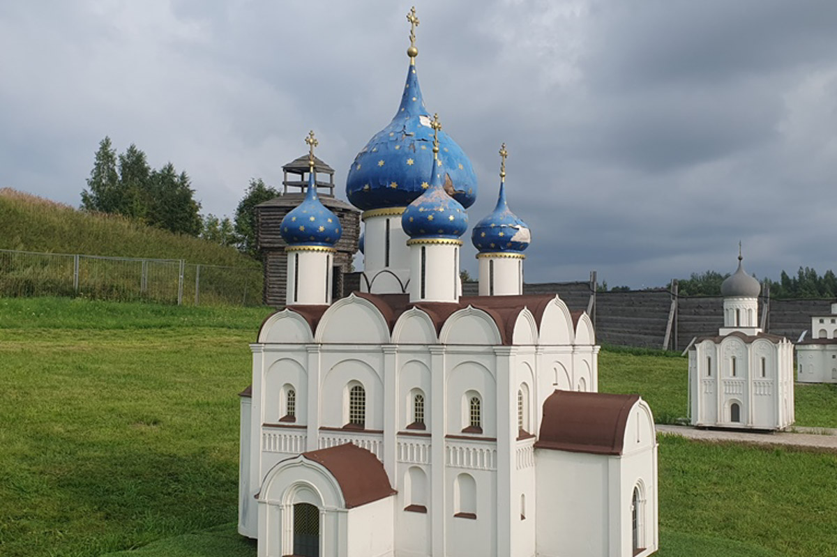 Впереди сезон отпусков, а значит, самое время паковать чемоданы. Если во время путешествия заскучаете по родным краям, внимательно осмотритесь. Во многих уголках нашей страны есть напоминания о Суздале или Владимире. Давай изучим их вместе.