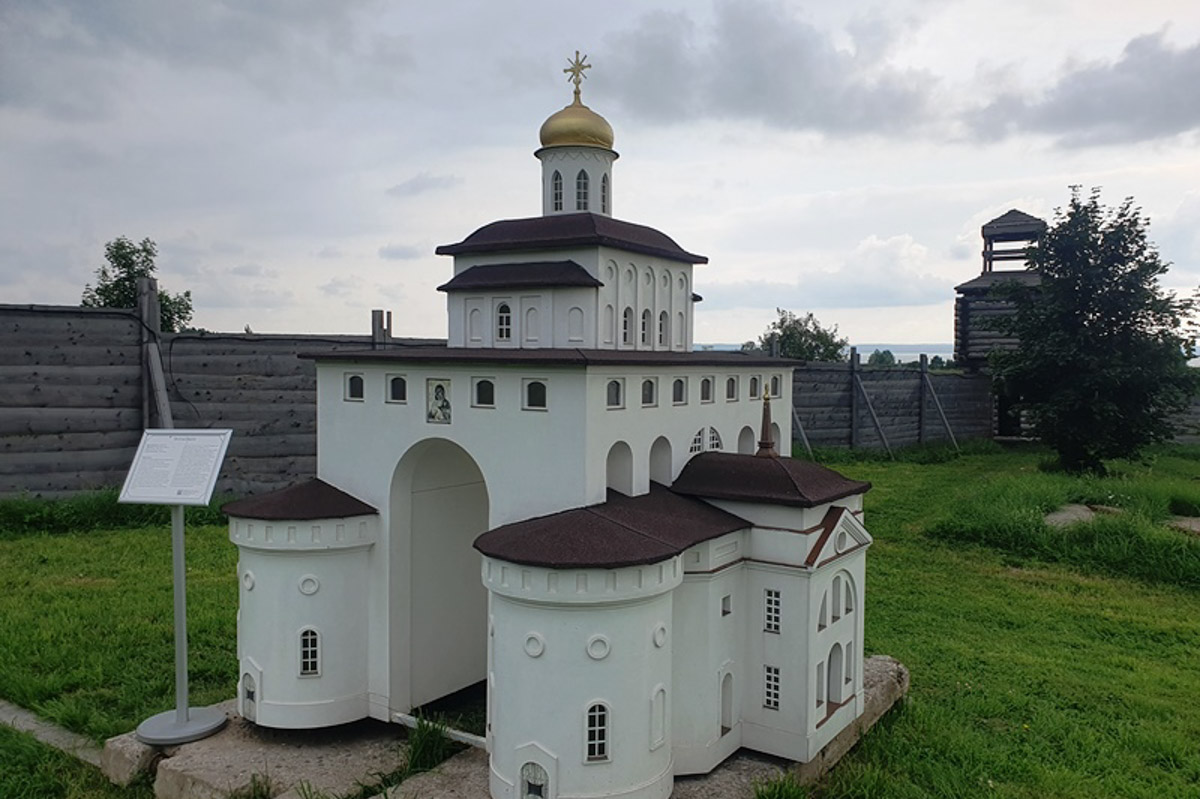 Впереди сезон отпусков, а значит, самое время паковать чемоданы. Если во время путешествия заскучаете по родным краям, внимательно осмотритесь. Во многих уголках нашей страны есть напоминания о Суздале или Владимире. Давай изучим их вместе.