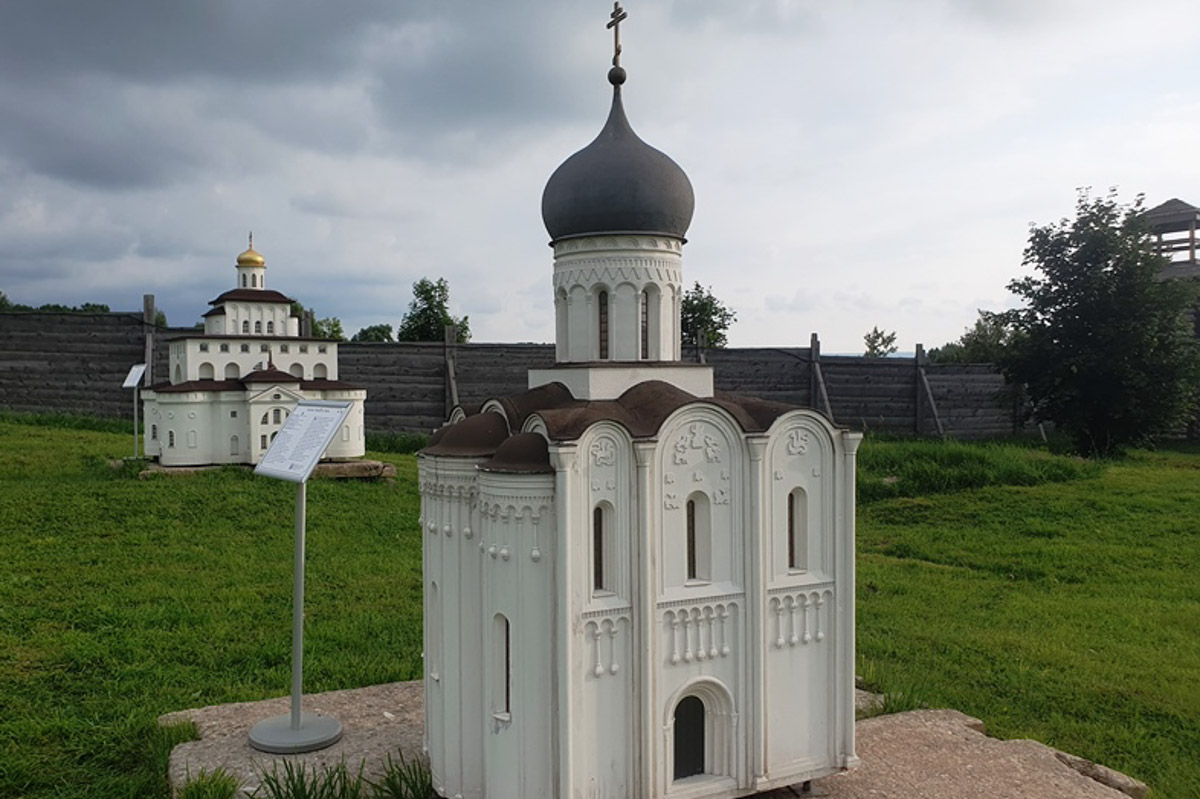 Впереди сезон отпусков, а значит, самое время паковать чемоданы. Если во время путешествия заскучаете по родным краям, внимательно осмотритесь. Во многих уголках нашей страны есть напоминания о Суздале или Владимире. Давай изучим их вместе.