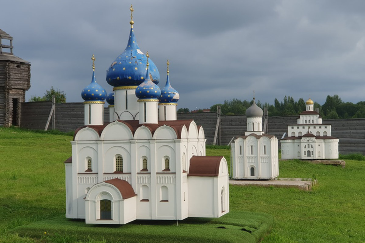 Впереди сезон отпусков, а значит, самое время паковать чемоданы. Если во время путешествия заскучаете по родным краям, внимательно осмотритесь. Во многих уголках нашей страны есть напоминания о Суздале или Владимире. Давай изучим их вместе.
