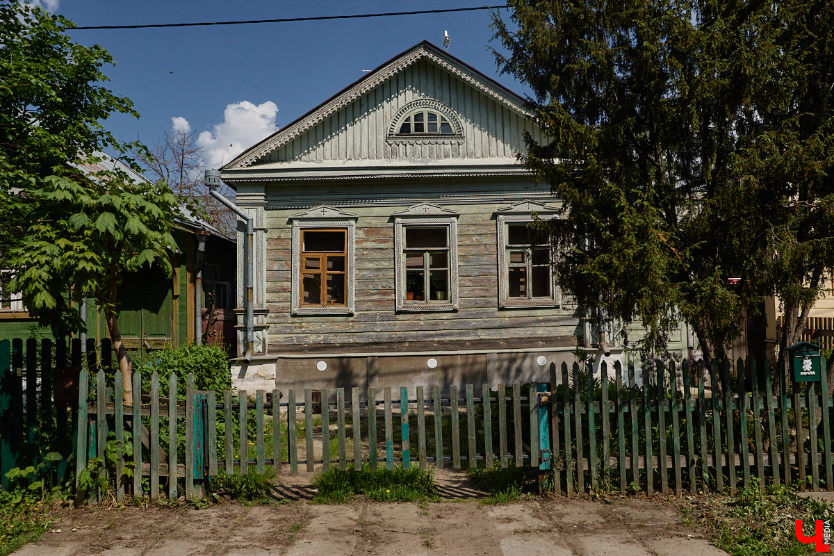 А вы знали, что на месте Лыбедской магистрали еще недавно протекала река, вдоль которой люди жили и разбивали сады? Потом водоем спрятали в трубы, дома снесли, а горожан расселили. Тихую аутентичную локацию в историческом центре сменили потоки машин. Народный экскурсовод Галина Кошевец составила туристический маршрут по исчезнувшей жизни на высоких берегах и поведала «Ключ-Медиа», как можно было преобразить «владимирскую Венецию».