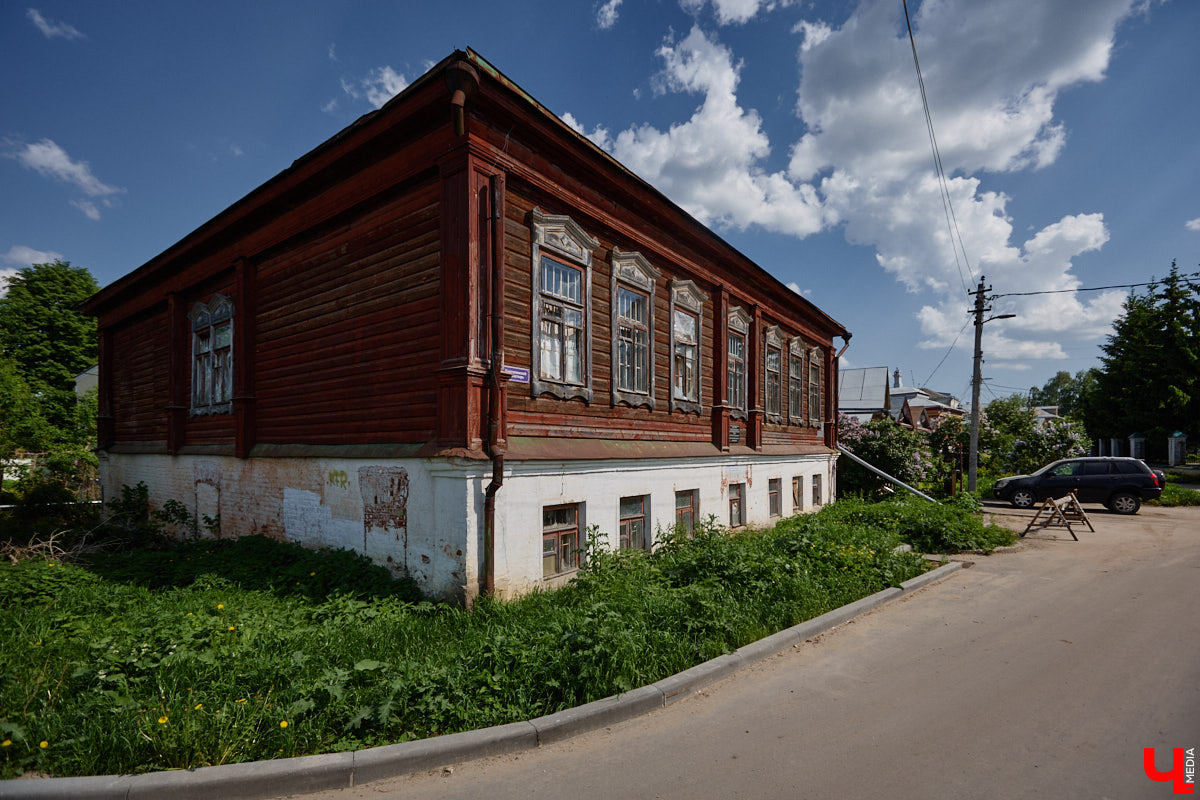 А вы знали, что на месте Лыбедской магистрали еще недавно протекала река, вдоль которой люди жили и разбивали сады? Потом водоем спрятали в трубы, дома снесли, а горожан расселили. Тихую аутентичную локацию в историческом центре сменили потоки машин. Народный экскурсовод Галина Кошевец составила туристический маршрут по исчезнувшей жизни на высоких берегах и поведала «Ключ-Медиа», как можно было преобразить «владимирскую Венецию».