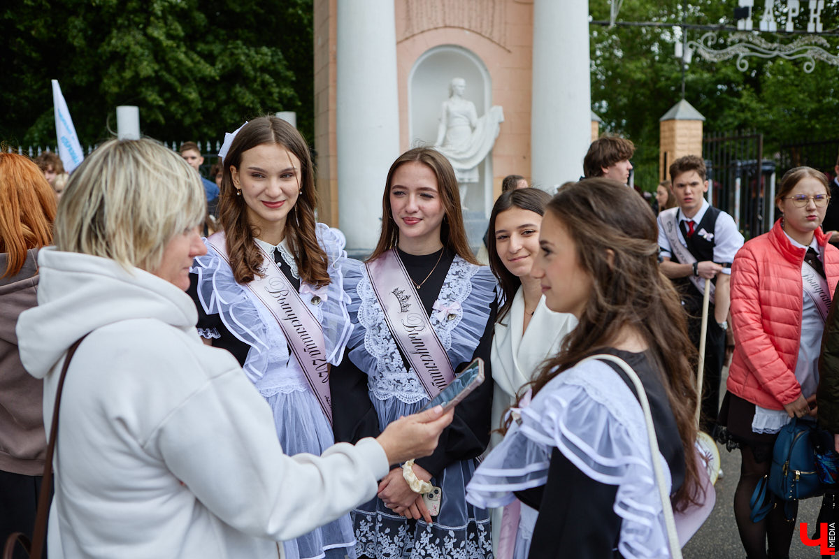В Центральном городском парке Владимира прошло торжественное шествие выпускников. Последний звонок прозвучал для 1580 одиннадцатиклассников города. В этом году школьники снова поддержали тренд на советскую форму: большинство девушек пришли на праздник в ретроплатьях и кружевных фартуках, однако без кастомизации не обошлось. Об экспериментах с нарядами и планах на будущее узнал «Ключ-Медиа».