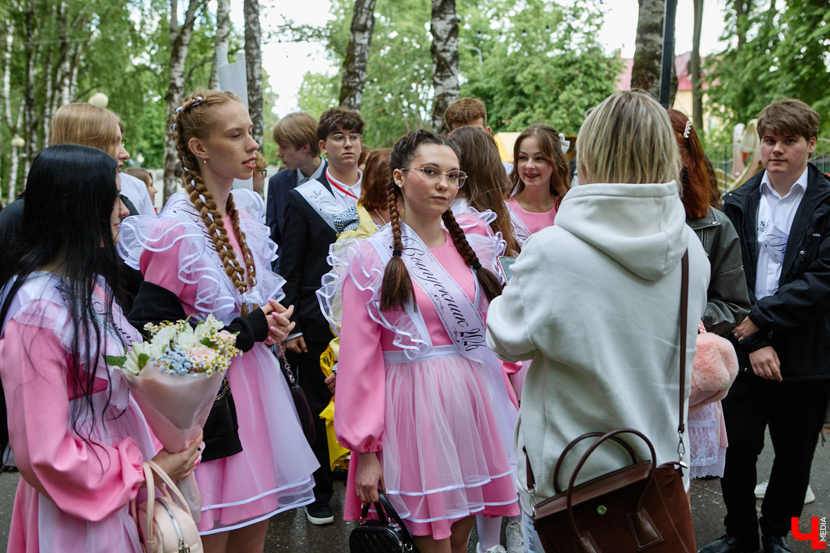 В Центральном городском парке Владимира прошло торжественное шествие выпускников. Последний звонок прозвучал для 1580 одиннадцатиклассников города. В этом году школьники снова поддержали тренд на советскую форму: большинство девушек пришли на праздник в ретроплатьях и кружевных фартуках, однако без кастомизации не обошлось. Об экспериментах с нарядами и планах на будущее узнал «Ключ-Медиа».