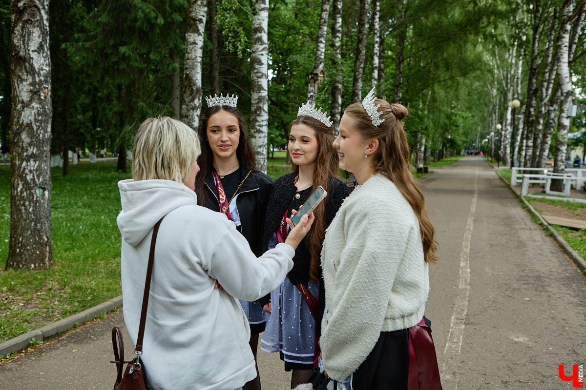 В Центральном городском парке Владимира прошло торжественное шествие выпускников. Последний звонок прозвучал для 1580 одиннадцатиклассников города. В этом году школьники снова поддержали тренд на советскую форму: большинство девушек пришли на праздник в ретроплатьях и кружевных фартуках, однако без кастомизации не обошлось. Об экспериментах с нарядами и планах на будущее узнал «Ключ-Медиа».