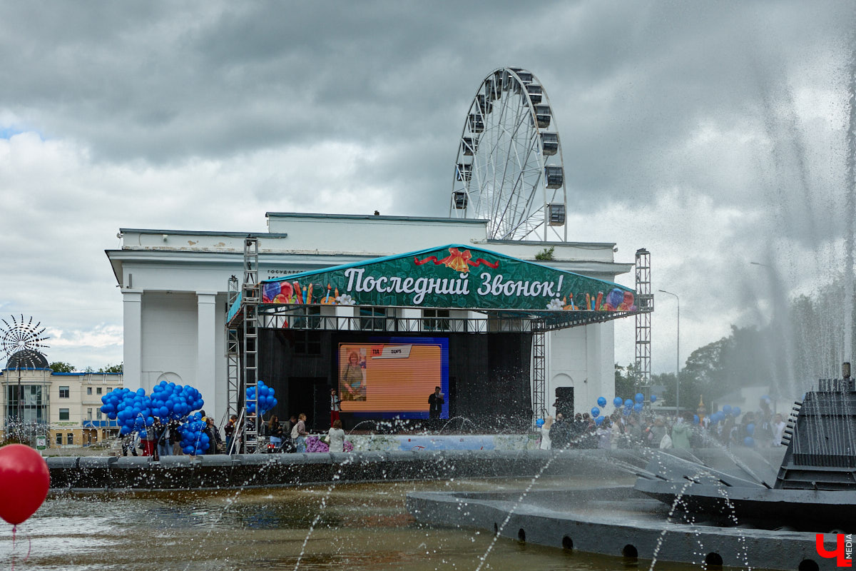 В Центральном городском парке Владимира прошло торжественное шествие выпускников. Последний звонок прозвучал для 1580 одиннадцатиклассников города. В этом году школьники снова поддержали тренд на советскую форму: большинство девушек пришли на праздник в ретроплатьях и кружевных фартуках, однако без кастомизации не обошлось. Об экспериментах с нарядами и планах на будущее узнал «Ключ-Медиа».