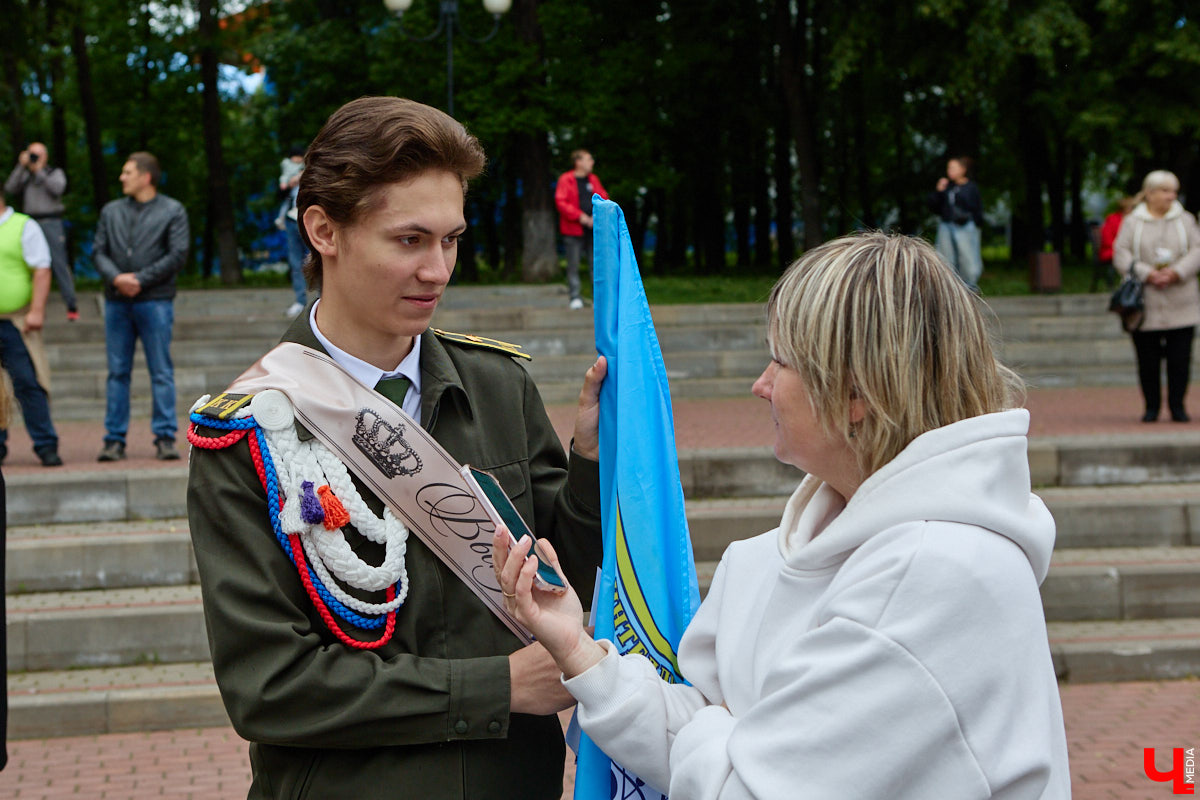 В Центральном городском парке Владимира прошло торжественное шествие выпускников. Последний звонок прозвучал для 1580 одиннадцатиклассников города. В этом году школьники снова поддержали тренд на советскую форму: большинство девушек пришли на праздник в ретроплатьях и кружевных фартуках, однако без кастомизации не обошлось. Об экспериментах с нарядами и планах на будущее узнал «Ключ-Медиа».
