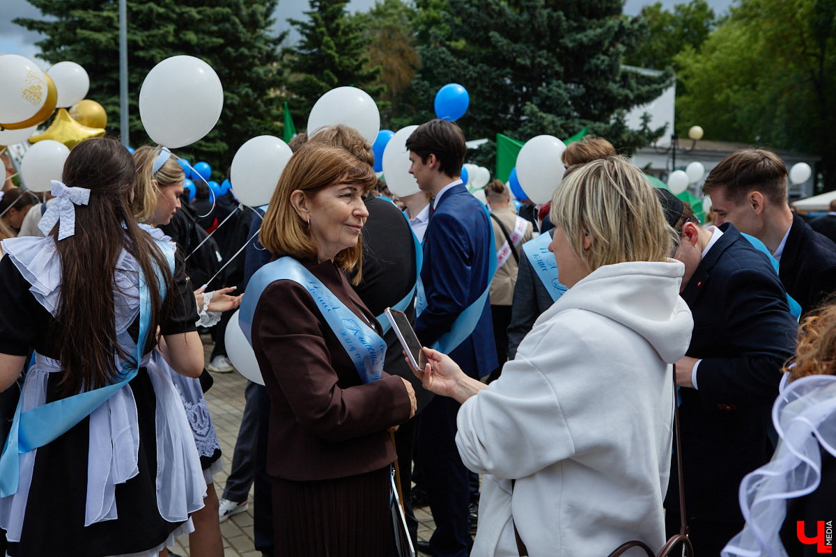 В Центральном городском парке Владимира прошло торжественное шествие выпускников. Последний звонок прозвучал для 1580 одиннадцатиклассников города. В этом году школьники снова поддержали тренд на советскую форму: большинство девушек пришли на праздник в ретроплатьях и кружевных фартуках, однако без кастомизации не обошлось. Об экспериментах с нарядами и планах на будущее узнал «Ключ-Медиа».