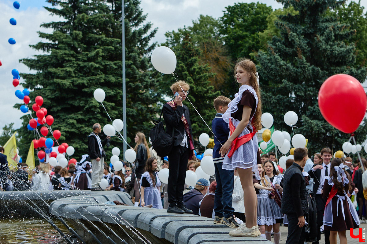В Центральном городском парке Владимира прошло торжественное шествие выпускников. Последний звонок прозвучал для 1580 одиннадцатиклассников города. В этом году школьники снова поддержали тренд на советскую форму: большинство девушек пришли на праздник в ретроплатьях и кружевных фартуках, однако без кастомизации не обошлось. Об экспериментах с нарядами и планах на будущее узнал «Ключ-Медиа».