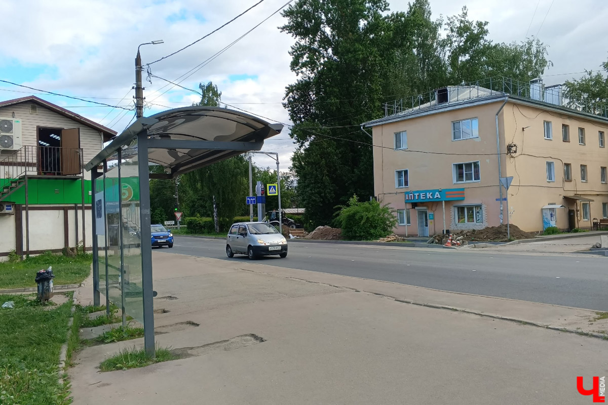 На улицы Владимира вышел еще один необычный автобус. И дело не только в ярко-желтых оттенках. Официальное название низкопольной модели — «Генерал». Так что подрезать его никому не советуем. Транспорт собираются протестировать в городе в течение месяца. Эта и другие новости — в нашем традиционном дорожном обзоре.