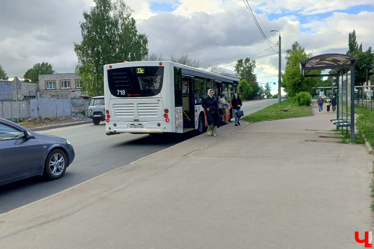 На улицы Владимира вышел еще один необычный автобус. И дело не только в ярко-желтых оттенках. Официальное название низкопольной модели — «Генерал». Так что подрезать его никому не советуем. Транспорт собираются протестировать в городе в течение месяца. Эта и другие новости — в нашем традиционном дорожном обзоре.