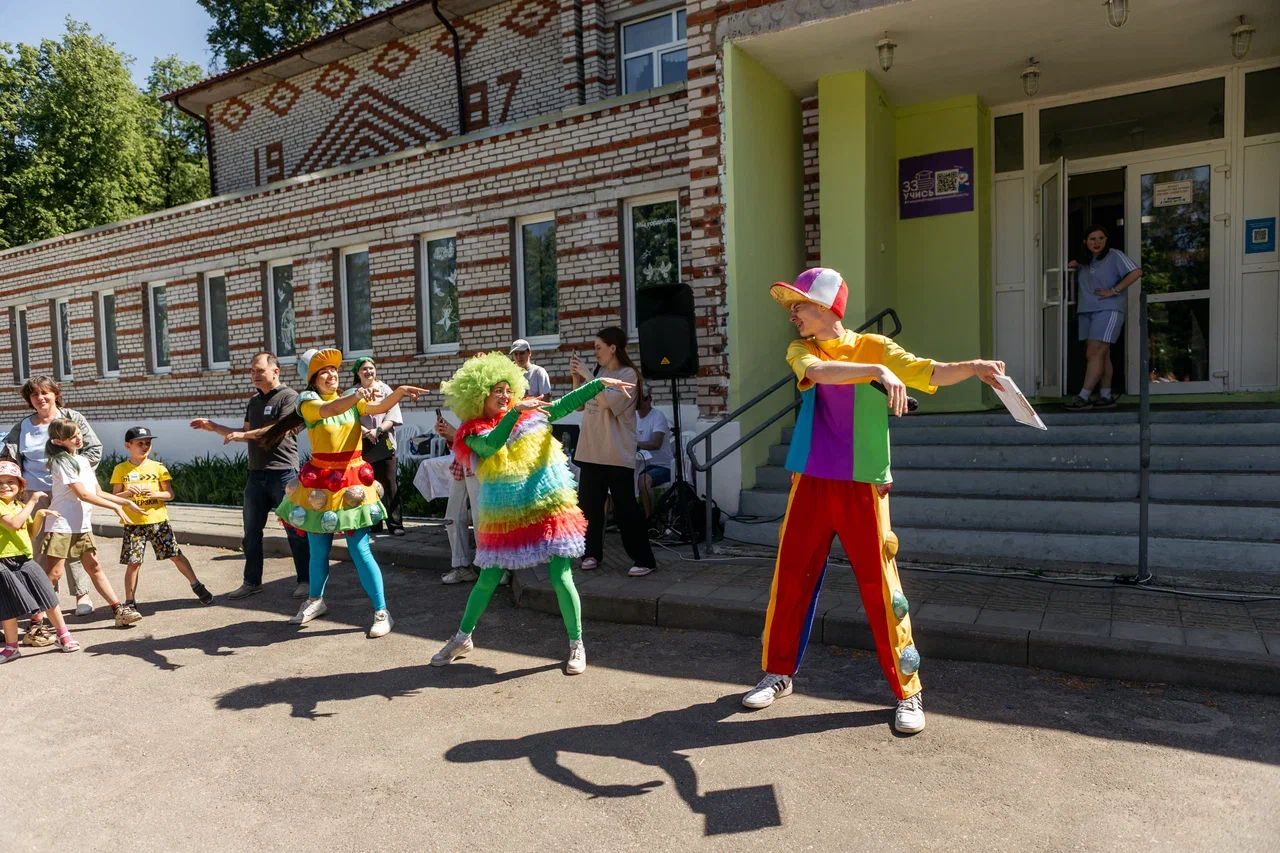 Накануне Дня защиты детей в гости к воспитанникам лухтоновской школы-интерната приехали сотрудники компании «Дау Изолан». Ведущее предприятие химической промышленности 33-го региона поддерживает ребят уже много лет.