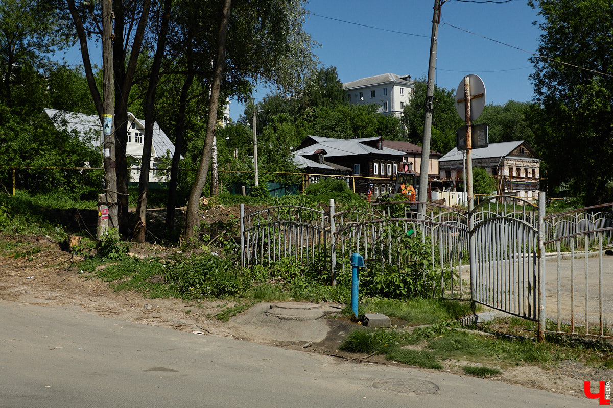 Одни считают водоразборные колонки устаревшей технологией, другие с радостью припадают к ним в жару и набирают воду для бытовых нужд. В любом случае гидранты — это наследие эпохи, когда центральное водоснабжение было не в каждом доме. А значит, чугунные конструкции точно можно отнести к местным артефактам.