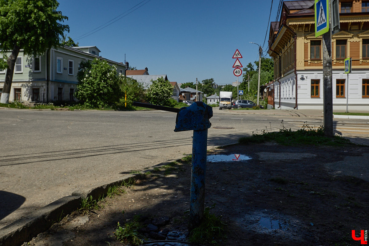 Одни считают водоразборные колонки устаревшей технологией, другие с радостью припадают к ним в жару и набирают воду для бытовых нужд. В любом случае гидранты — это наследие эпохи, когда центральное водоснабжение было не в каждом доме. А значит, чугунные конструкции точно можно отнести к местным артефактам.