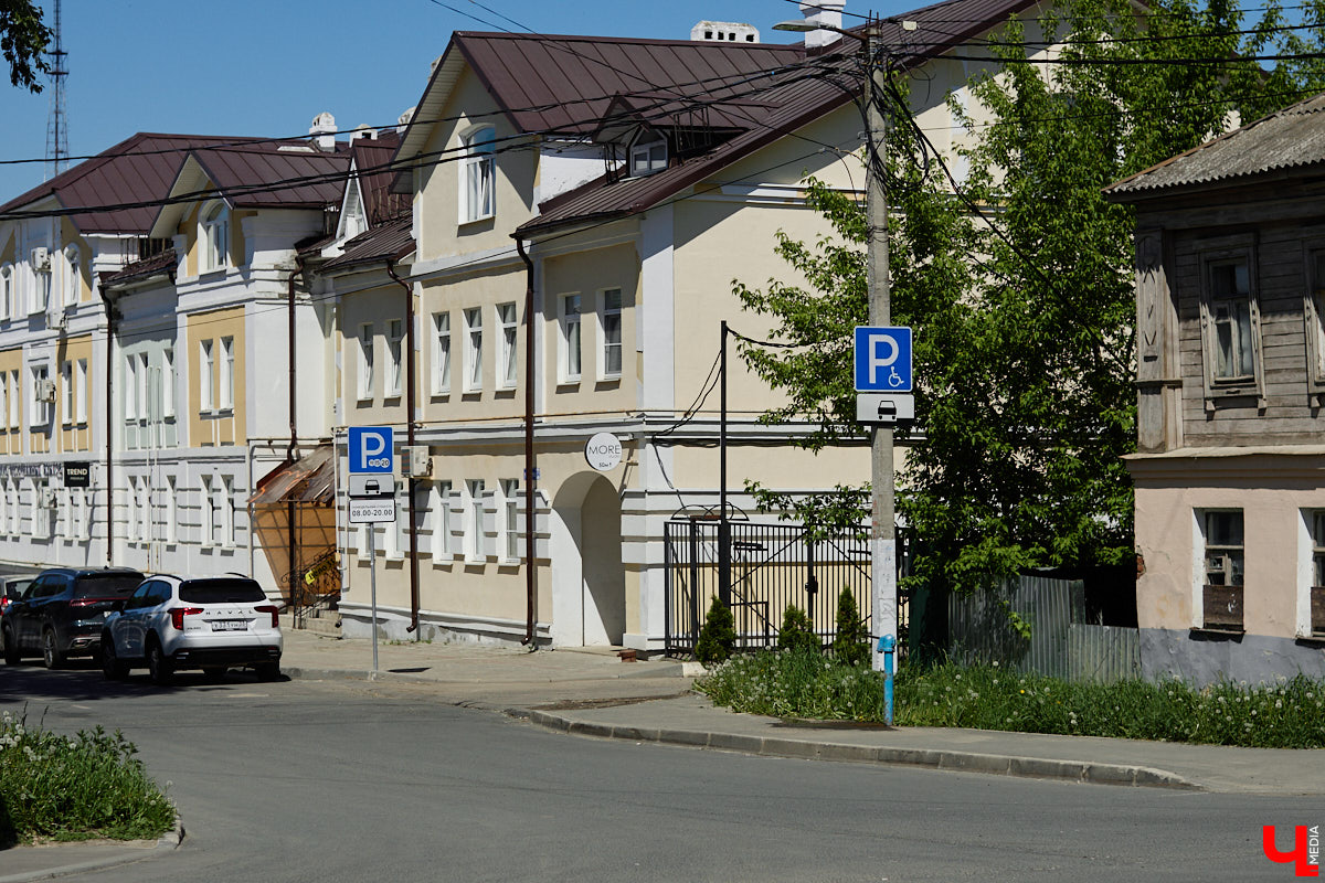 Одни считают водоразборные колонки устаревшей технологией, другие с радостью припадают к ним в жару и набирают воду для бытовых нужд. В любом случае гидранты — это наследие эпохи, когда центральное водоснабжение было не в каждом доме. А значит, чугунные конструкции точно можно отнести к местным артефактам.