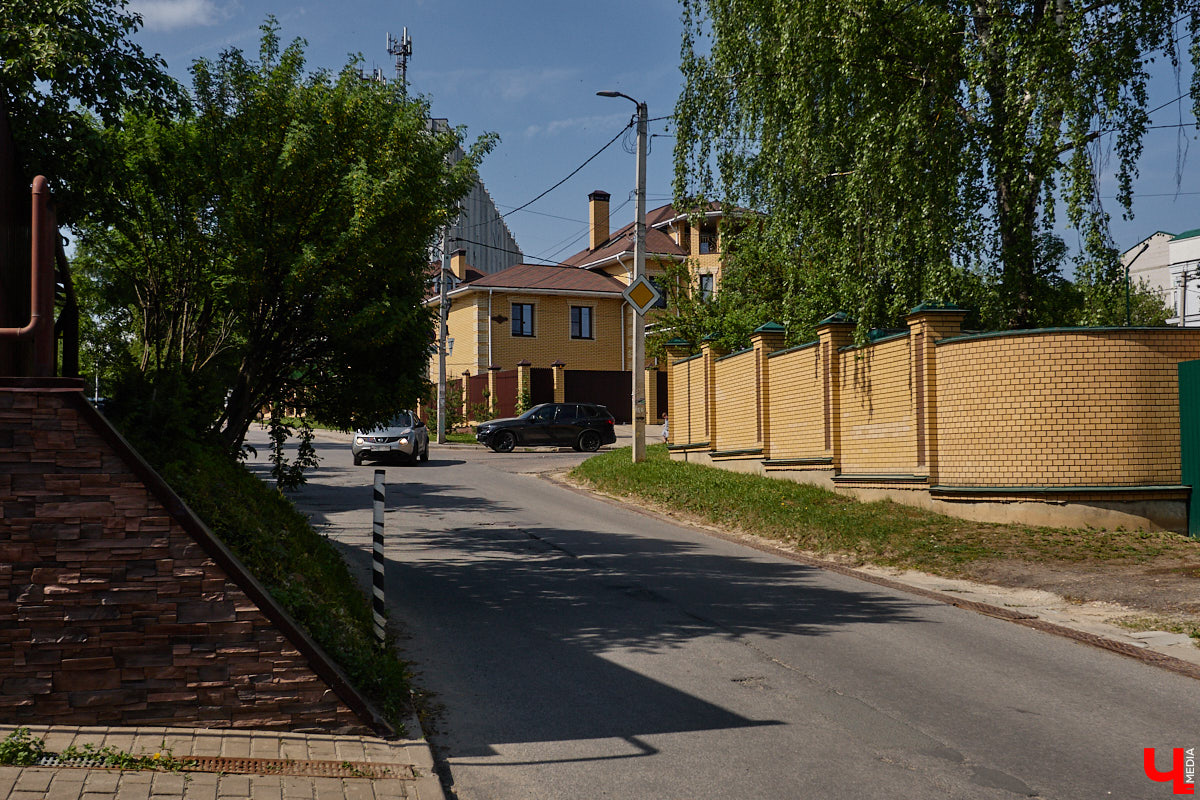 Мы продолжаем свое путешествие по берегам некогда полноводной реки в историческом центре Владимира. На прошлой неделе экскурсовод Галина Кошевец показала нам «утерянную Венецию» с правого края Лыбеди, сегодня поднимемся на холмы и прогуляемся по противоположной стороне. А заодно узнаем, где на Гороховой домик дамы с собачками и почему местные дети именовали Сакко и Ванцетти «улицей карандашей».