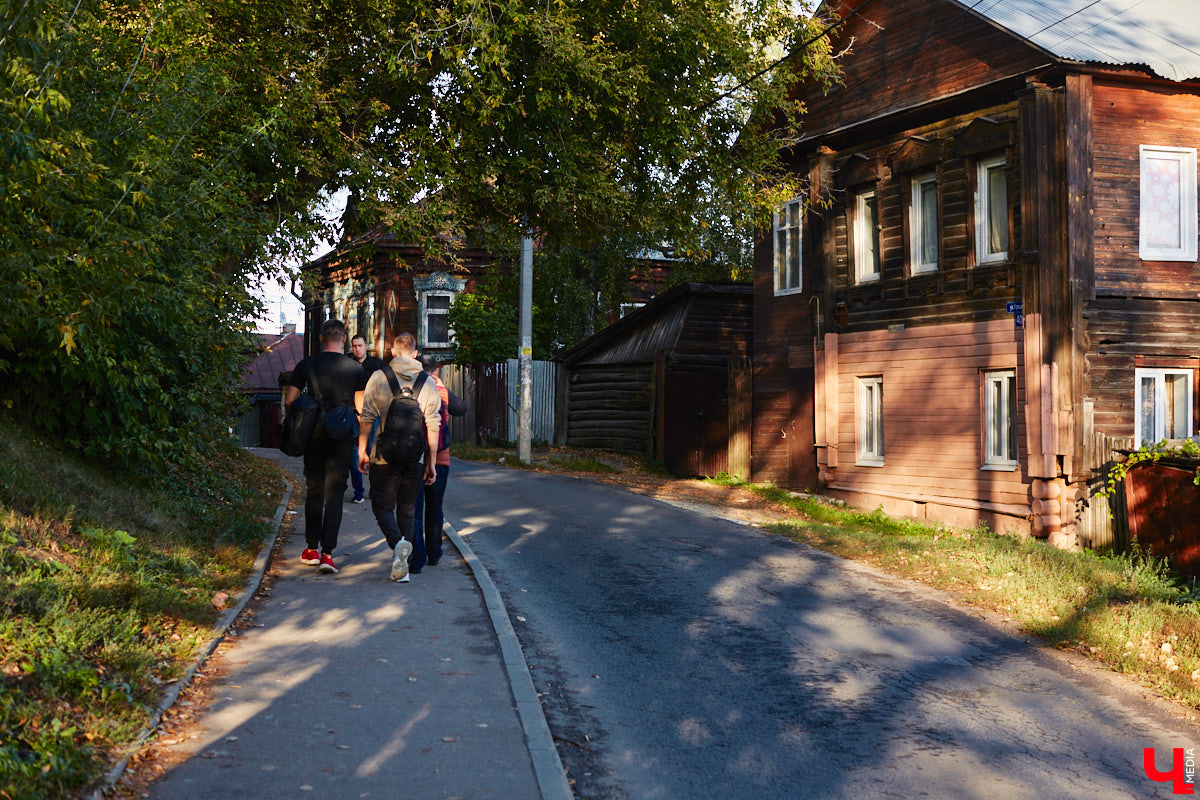 Скоро в городе презентуют новый путеводитель с историями местных. Создать маршрут по центру областной столицы решили Анастасия Назарова и Анастасия Вавилова. Книжка поможет обозреть все самые лакомые места — от культовых до современных — за один день.