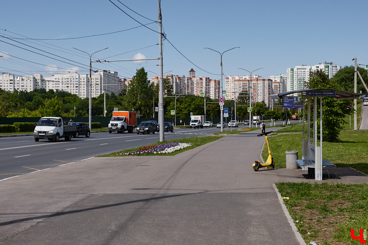 Настала пора почистить перышки. Садовники вовсю трудятся на улицах Владимира, дабы украсить город и сделать его жителей чуть радостнее. Так, на Спасском холме появился новый цветник в форме вишни, Андриановский сквер пополнился многолетними растениями, а будущей смотровой за филармонией решено добавить экзотики. «Ключ-Медиа» выяснил, какие локации обновят летом-2026.
